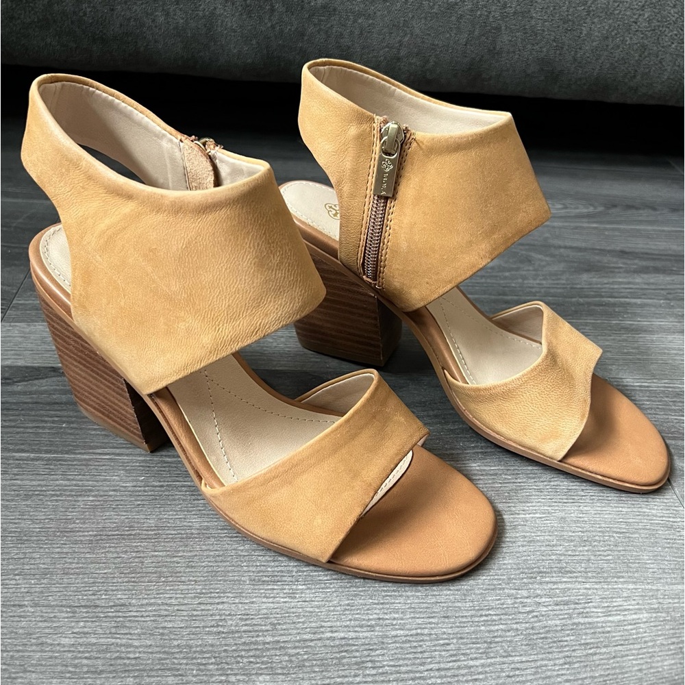 NWT Isola Nude Heels